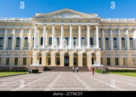 Sankt Petersburg, Russland – 15. Juni 2017. Fassade des Michailowski Palastes, ein großer herzoglicher Palast in Sankt Petersburg, mit Statuen und Menschen. Stockfoto