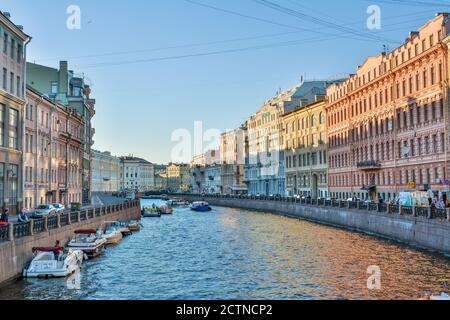 Sankt Petersburg, Russland – 15. Juni 2017. Blick auf den Fluss Moyka und das Ufer in Sankt Petersburg Stockfoto