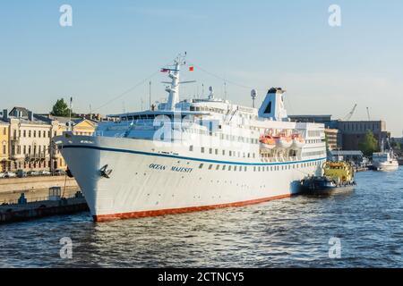 Sankt Petersburg, Russland – 16. Juni 2017. Ocean Majesty Kreuzfahrtschiff, das am englischen Ufer in Sankt Petersburg, Russland, festgemacht hat. Stockfoto