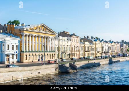 Sankt Petersburg, Russland – 16. Juni 2017. Historische Gebäude, einschließlich Rumyantsev Herrenhaus, entlang der englischen Ufer in Sankt Petersburg Stockfoto