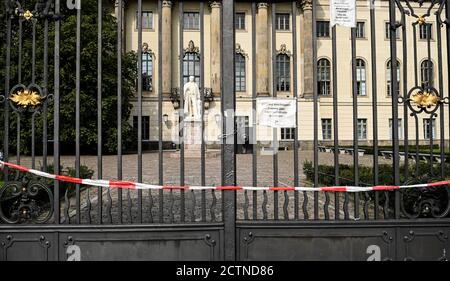 Berlin, Deutschland. September 2020. Haupteingang der Humboldt-Universität Berlin vor Beginn des Berliner Wintersemesters 2020/21 geschlossen. Quelle: Britta Pedersen/dpa-Zentralbild/dpa/Alamy Live News Stockfoto