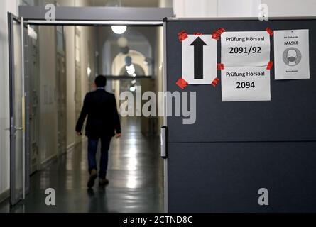 Berlin, Deutschland. September 2020. Führungssystem im Treppenhaus der Humboldt-Universität zu Berlin vor Beginn des Berliner Wintersemesters 2020/21. Quelle: Britta Pedersen/dpa-Zentralbild/dpa/Alamy Live News Stockfoto