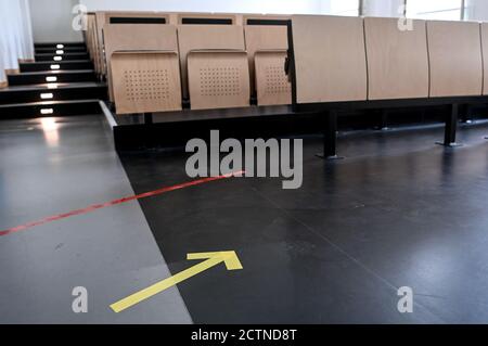 Berlin, Deutschland. September 2020. Leitsystem in einem Hörsaal der Humboldt-Universität zu Berlin vor Beginn des Berliner Wintersemesters 2020/21. Quelle: Britta Pedersen/dpa-Zentralbild/dpa/Alamy Live News Stockfoto