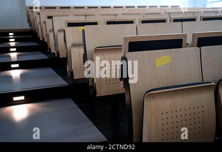 Berlin, Deutschland. September 2020. Entfernungsmarkierungen in einem Hörsaal der Humboldt-Universität zu Berlin vor Beginn des Berliner Wintersemesters 2020/21. Quelle: Britta Pedersen/dpa-Zentralbild/dpa/Alamy Live News Stockfoto