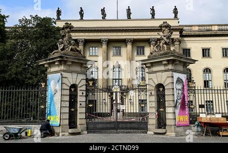 Berlin, Deutschland. September 2020. Haupteingang der Humboldt-Universität Berlin vor Beginn des Berliner Wintersemesters 2020/21 geschlossen. Quelle: Britta Pedersen/dpa-Zentralbild/dpa/Alamy Live News Stockfoto