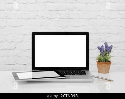 Arbeitstisch mit Copyspace auf Laptop-Monitor und Tablet Stockfoto