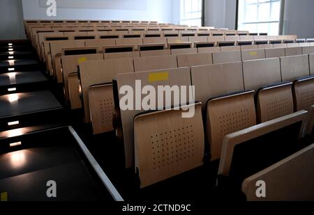 Berlin, Deutschland. September 2020. Entfernungsmarkierungen in einem Hörsaal der Humboldt-Universität zu Berlin vor Beginn des Berliner Wintersemesters 2020/21. Quelle: Britta Pedersen/dpa-Zentralbild/dpa/Alamy Live News Stockfoto