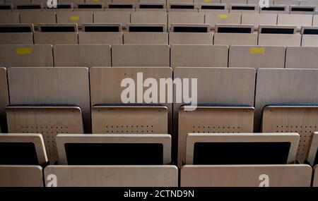 Berlin, Deutschland. September 2020. Entfernungsmarkierungen in einem Hörsaal der Humboldt-Universität zu Berlin vor Beginn des Berliner Wintersemesters 2020/21. Quelle: Britta Pedersen/dpa-Zentralbild/dpa/Alamy Live News Stockfoto