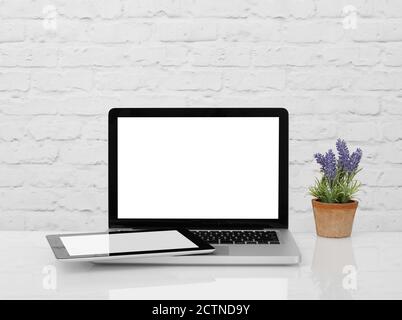 Arbeitstisch mit Copyspace auf Laptop-Monitor und Tablet Stockfoto