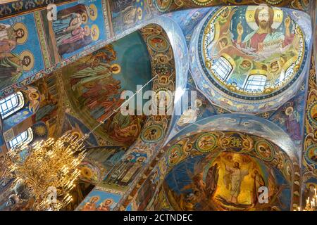 Sankt Petersburg, Russland – 17. Juni 2017. Innenansicht der Kirche des Erlösers auf Blut in Sankt Petersburg, mit Mosaik von Christus Pantocrator Stockfoto