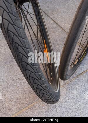 Ansicht von oben und aus der Nähe von zwei Rädern mit verschiedenen Typen von (Reifen eingebaut Stockfoto