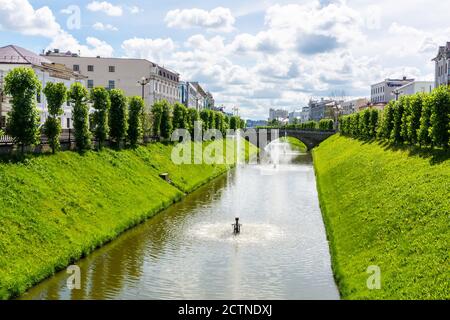 Kasan, Russland – 24. Juni 2017. Blick auf den Bolaq River in der Innenstadt von Kazan, mit Brunnen und Wohngebäuden. Stockfoto