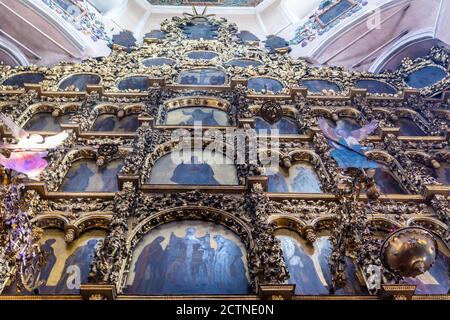 Kasan, Russland – 24. Juni 2017. Hochaltar der SS Peter & Paul Kathedrale in Kazan, mit religiösen Gemälden. Die orthodoxe Kirche, erbaut zwischen 1723 Stockfoto