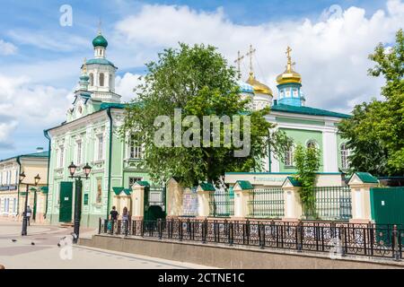 Kasan, Russland – 24. Juni 2017. Außenansicht der Nikolski Kathedrale auf der Bauman Straße in Kazan, mit Menschen im Sommer. Stockfoto
