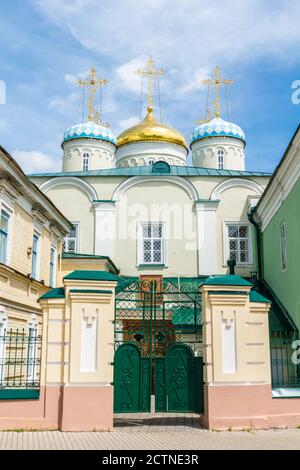 Kasan, Russland – 24. Juni 2017. Außenansicht der Nikolski Kathedrale auf der Bauman Straße in Kazan, mit Kuppeln. Stockfoto