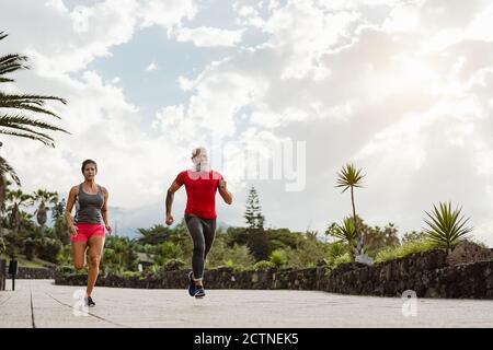 Paar machen Lauftraining im Freien - Sportliche Menschen Workout Sprint-Übungen Stockfoto