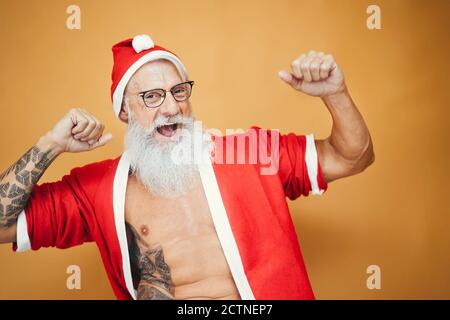 Glücklicher älterer Mann, der Spaß beim Tragen von Weihnachtskleidung hat - Reife Hipster feiern Weihnachten Urlaub Stockfoto