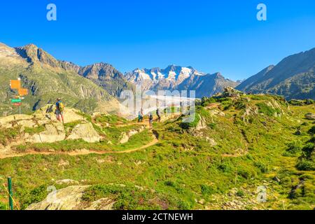 Eggishorn, Schweiz - 7. August 2020: Touristen wandern auf den Schweizer Alpen, Blick Alpengletscher, Aletschgletscher vom Aussichtspunkt Moosfluh in Stockfoto
