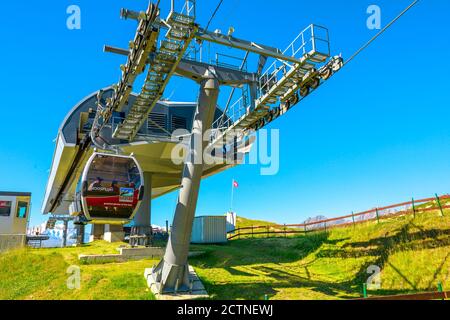 Eggishorn, Schweiz - 7. August 2020: Seilbahnstation des Großen Aletschgletschers, größter Gletscher der Alpen vom Aussichtspunkt Moosfluh im Kanton Wallis Stockfoto