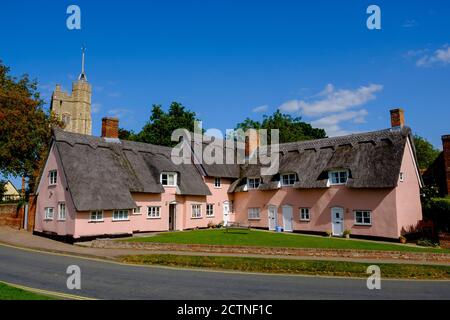 Cavendish, Suffolk, 17/09/2020 die Pink Cottages, die im Besitz des George Savage Trust sind und als Unterkunft für die Elederlich in den Bildern vermieten Stockfoto