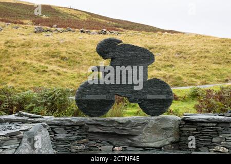 Skulptur 'Endurance' eines Radfahrers aus Schiefer von Terry Hawkins in der Honister Slate Mine, Honister Pass, Lake District, England, UK Stockfoto