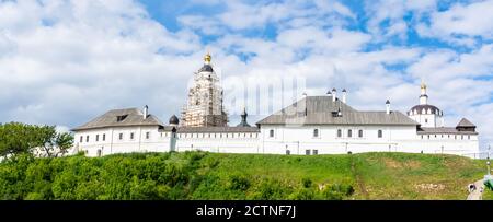 Swjaschsk, Tatarstan, Russland – 25. Juni 2017. Panoramablick auf das Kloster Mariä Himmelfahrt mit St. Nikolaus-Kirche und Mariä Himmelfahrt-Kathedrale, in Svijaschsk Stockfoto
