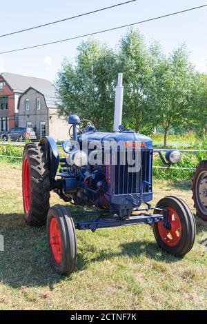 Kieldrecht, Belgien, 1. September 2019, Oldtimer Show mit einem blauen Fordson Traktor, genauer gesagt der Ford 4000 Stockfoto