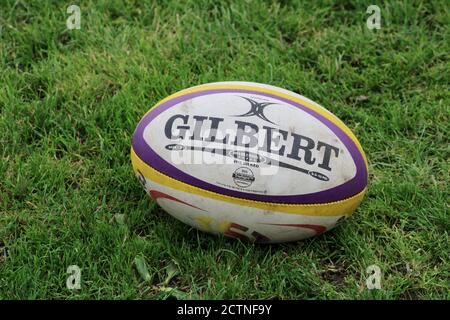 Gilbert Rugby Ball auf Gras Stockfoto