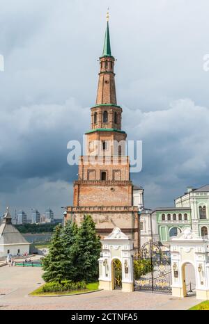 Kasan, Russland – 27. Juni 2017. Der 59m hohe schiefe Syuyumbike-Turm in Kazan. Der Turm befindet sich im Kasaner Kreml und stammt vermutlich aus dem 18. Jahrhundert Stockfoto