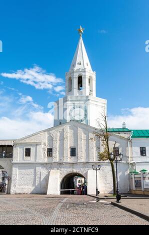 Kasan, Russland – 27. Juni 2017. Spasskaya-Turm im Kasaner Kreml. Blick mit Menschen im Sommer. Stockfoto