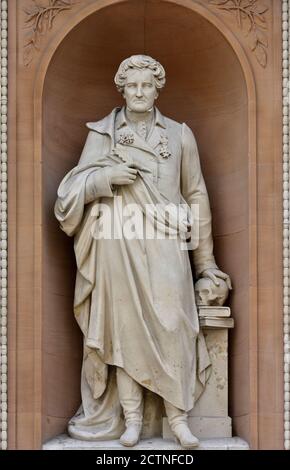 London, England, Großbritannien. Statue (von William Theed) von Georges Cuvier (französischer Naturforscher) auf der Burlington Gardens Fassade der Royal Academy (Burlington Stockfoto