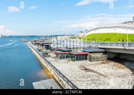 Kasan, Russland – 27. Juni 2017. Blick auf das Kremlewskaja-Ufer und den Kazanka-Fluss in Kasan, Russland. Stockfoto