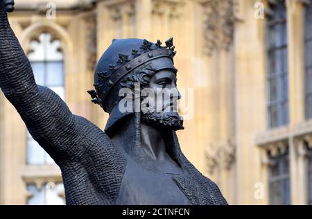 London, England, Vereinigtes Königreich. Statue von Richard ich / Lionheart / Löwenherz (1157-99) außerhalb der Houses of Parliament. Stockfoto