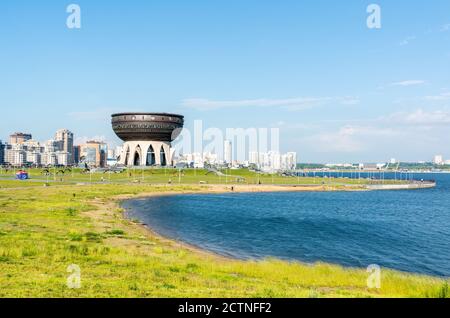 Kasan, Russland – 27. Juni 2017. Blick auf das Ufer des Flusses Kazanka in Richtung des Kazan Wedding Palace in Kazan, mit Gebäuden. Stockfoto