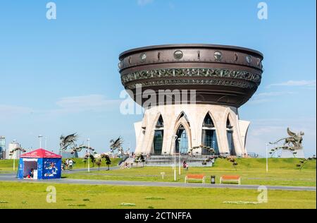 Kasan, Russland – 27. Juni 2017. Blick auf den Kazan Hochzeitspalast in Kazan. Blick mit Rasenflächen, Menschen und Statuen, im Sommer. Stockfoto