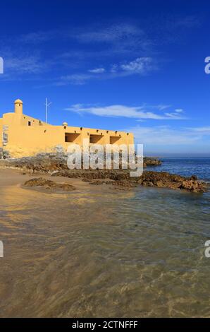 Oeiras, Lissabon, Portugal. Die historische Festung unserer Lieben Frau von Porto Salvo - Forte de Nossa Senhora de Porto Salvo mit Blick auf den Fluss Tejo Mündung. Stockfoto