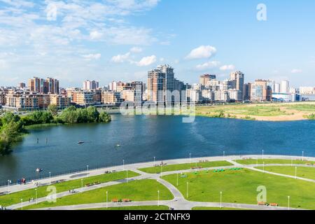 Kasan, Russland – 27. Juni 2017. Blick auf den Kazanka-Flussdamm im Stadtteil Novo-Savinovskiy von Kasan. Stockfoto