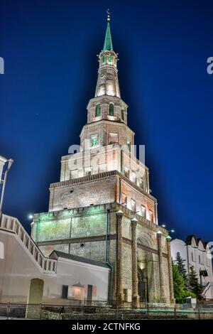 Kasan, Russland – 27. Juni 2017. Der 59m hohe schiefe Syuyumbike-Turm in Kazan, nachts. Stockfoto