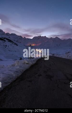 Malerische Landschaft der Pyrenäen Bergkette mit Schnee unter bedeckt Sternenhimmel im Winter Stockfoto