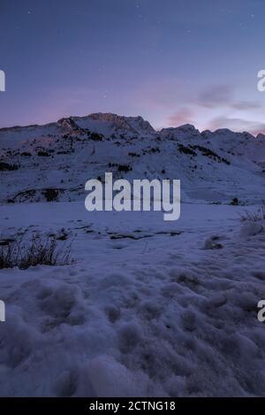 Malerische Landschaft der Pyrenäen Bergkette mit Schnee unter bedeckt Sternenhimmel im Winter Stockfoto