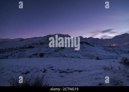 Malerische Landschaft der Pyrenäen Bergkette mit Schnee unter bedeckt Sternenhimmel im Winter Stockfoto