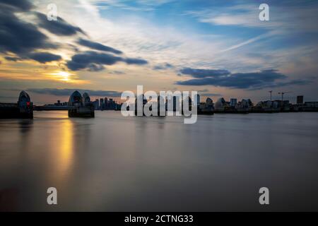 Thames Barrier, Themse bei Sonnenuntergang in London Stockfoto