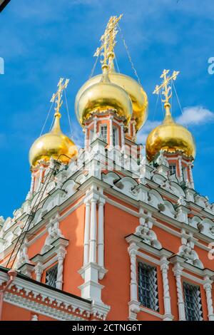 Moskau, Russland – 1. Juli 2017. Zwiebelkuppel und Kreuze der Auferstehungskirche in Kadashi in Moskau. Stockfoto