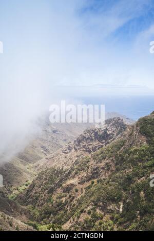 Atemberaubende Aussicht auf Hochland mit felsigen Bergen und Grün Hügel unter blauem Himmel auf Teneriffa Stockfoto