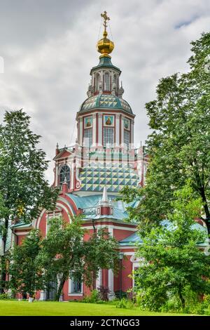 Moskau, Russland – 3. Juli 2017. Die Kirche des Heiligen Johannes des Kriegers in Moskau. Außenansicht mit Vegetation im Sommer. Stockfoto