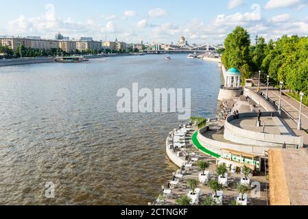 Moskau, Russland – 3. Juli 2017. Blick auf das Pushkinskaya-Ufer entlang des Moskwa-Flusses und den Olive Beach im Gorki-Park in Moskau. Stockfoto