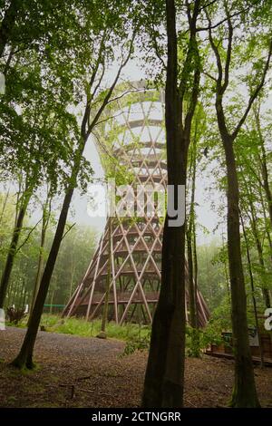 Holzturm im Adventure Camp an regnerischem nebligen Tag Stockfoto