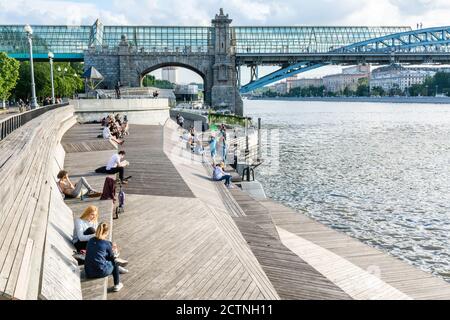 Moskau, Russland – 3. Juli 2017. Blick auf das Puschkinskaja-Ufer entlang des Moskwa-Flusses in der Nähe der Pushkinskiy (Andrejewskij) Steg-Gegend. Stockfoto