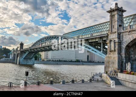 Moskau, Russland – 4. Juli 2017. Puschkinskij (Andrejewski) Fußgängerbrücke über den Moskwa Fluss in Moskau. Stockfoto