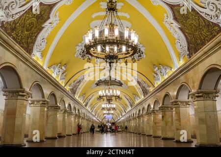 Moskau, Russland – 4. Juli 2017. Bahnhofshalle an der Komsomolskaya U-Bahn-Station in Moskau. Stockfoto